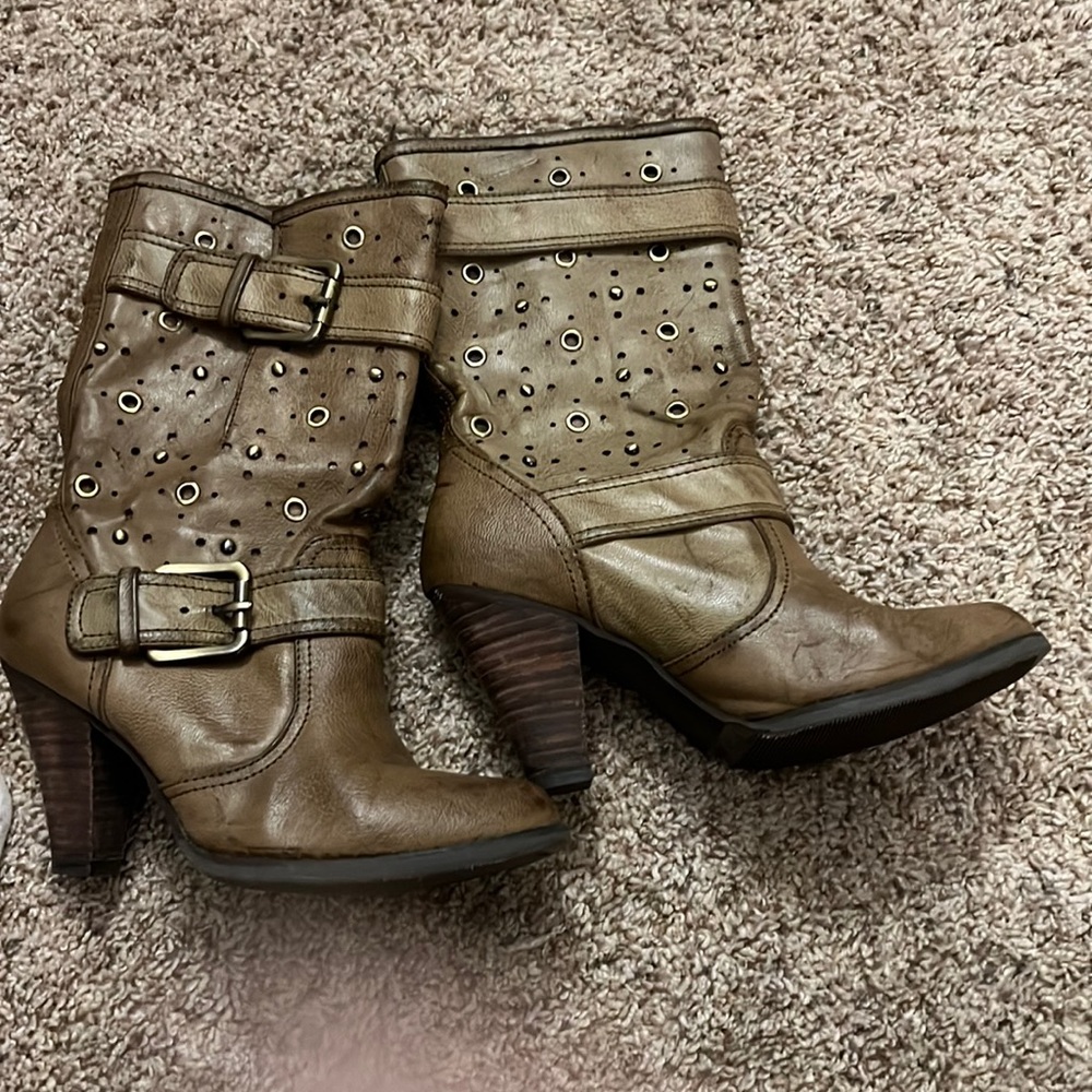 Very cute sz 6 not rated distressed look boots never worn